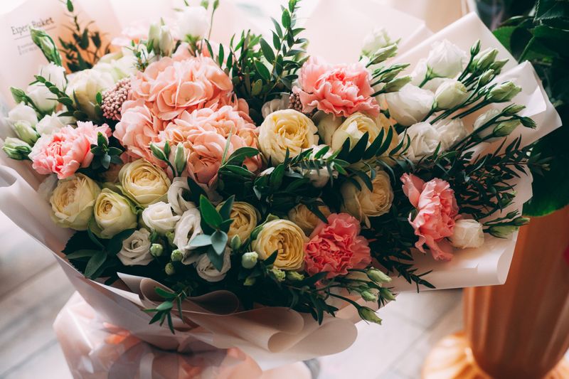 Composition florale pour anniversaire — bouquet festif